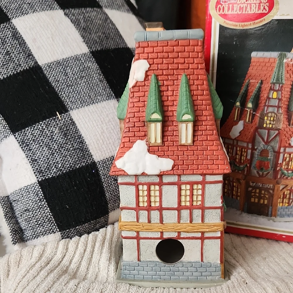 Dickens‎ Collectables Towne Series Tavern Lighted House